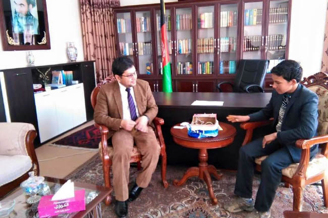 يک نوجوان بامیانی ميخواهد از کچالو  انرژی برق تولید کند